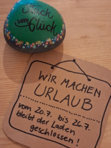 Auf dem Bild ist zu lesen: Wir machen Urlaub und schließen das Stück vom Glück von Montag, 20. Juli, bis Samstag, 26. Juli 2026